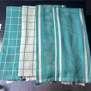 4 kitchen towels